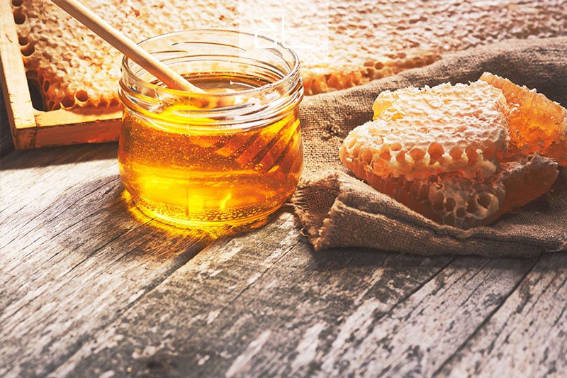 عسل برای درمان جوش صورت بسیار موثر است.